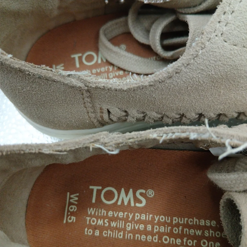 TOMS *Beige Lace Up Casual Sneakers Women's Size 6.5
